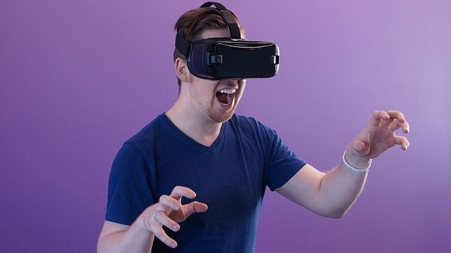 publicidad empresarial en un entorno físico y virtual