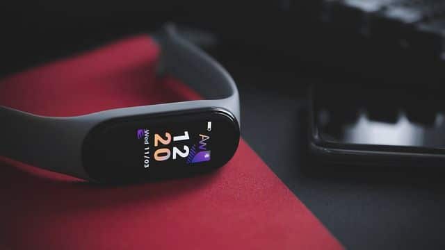 Pulseras inteligentes que reciben notificaciones de tiendas cercanas y promociones