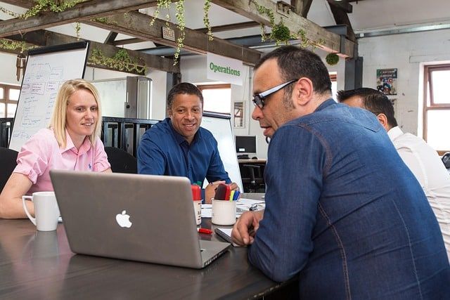 La colaboración de dos empresas para hacer marketing